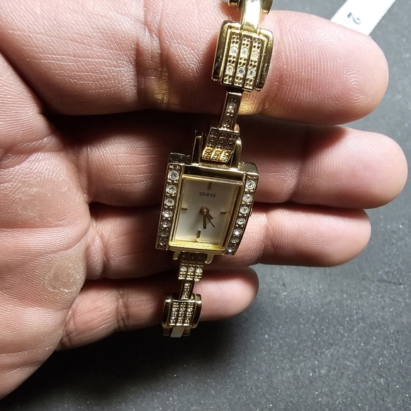 Guess Ladies Quartz Cocktail Watch Gold Tone Crystal Accents White Dial Working - Picture 3 of 8